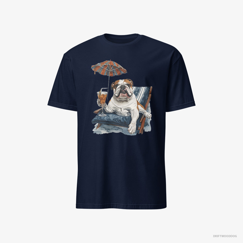 Bulldog T-Shirt – Men Navy T-Shirt Classic – Lying on a Sun Lounger with a Cocktail (on White Background)