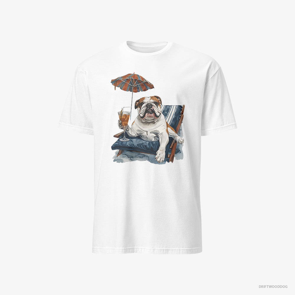 Bulldog T-Shirt – Men White T-Shirt Classic – Lying on a Sun Lounger with a Cocktail (on White Background)