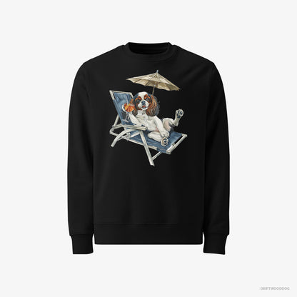 Cavalier King Charles Spaniel Sweatshirt – Men Black Sweatshirt Classic – Lying on a Sun Lounger (on White Background)