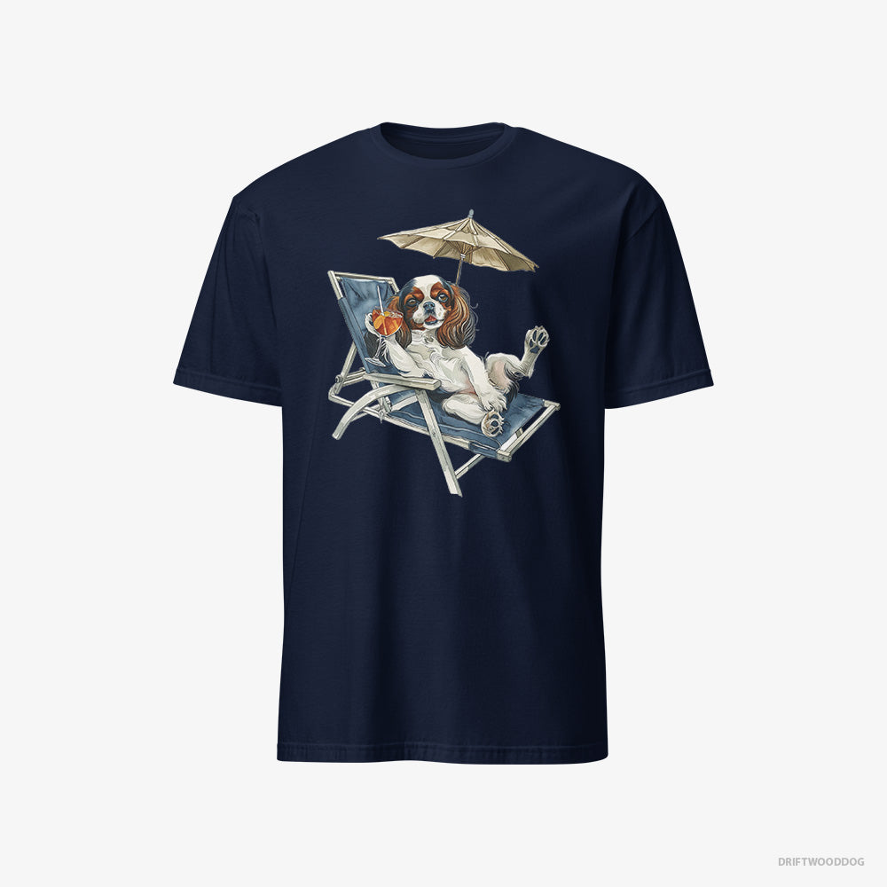 Cavalier King Charles Spaniel T-Shirt – Men Navy T-Shirt Classic – Lying on a Sun Lounger (on White Background)