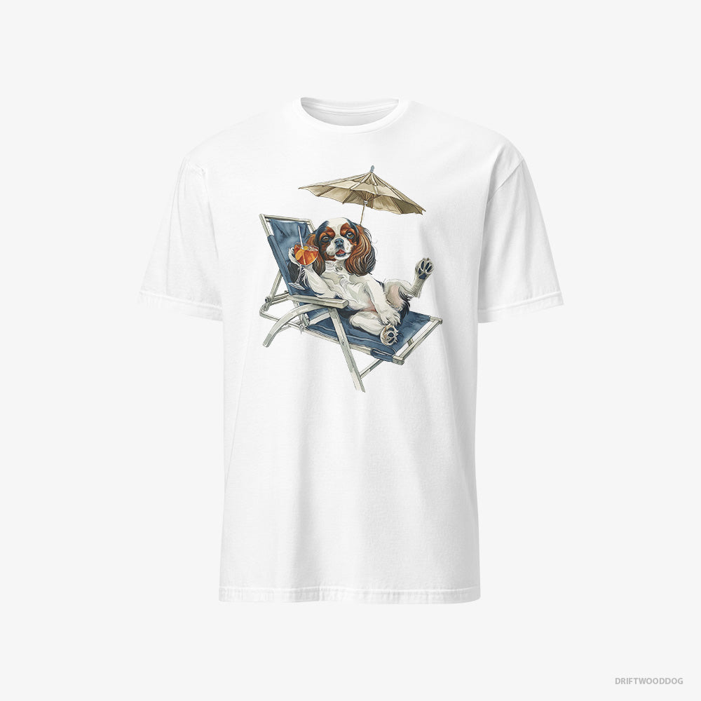 Cavalier King Charles Spaniel T-Shirt – Men White T-Shirt Classic – Lying on a Sun Lounger (on White Background)