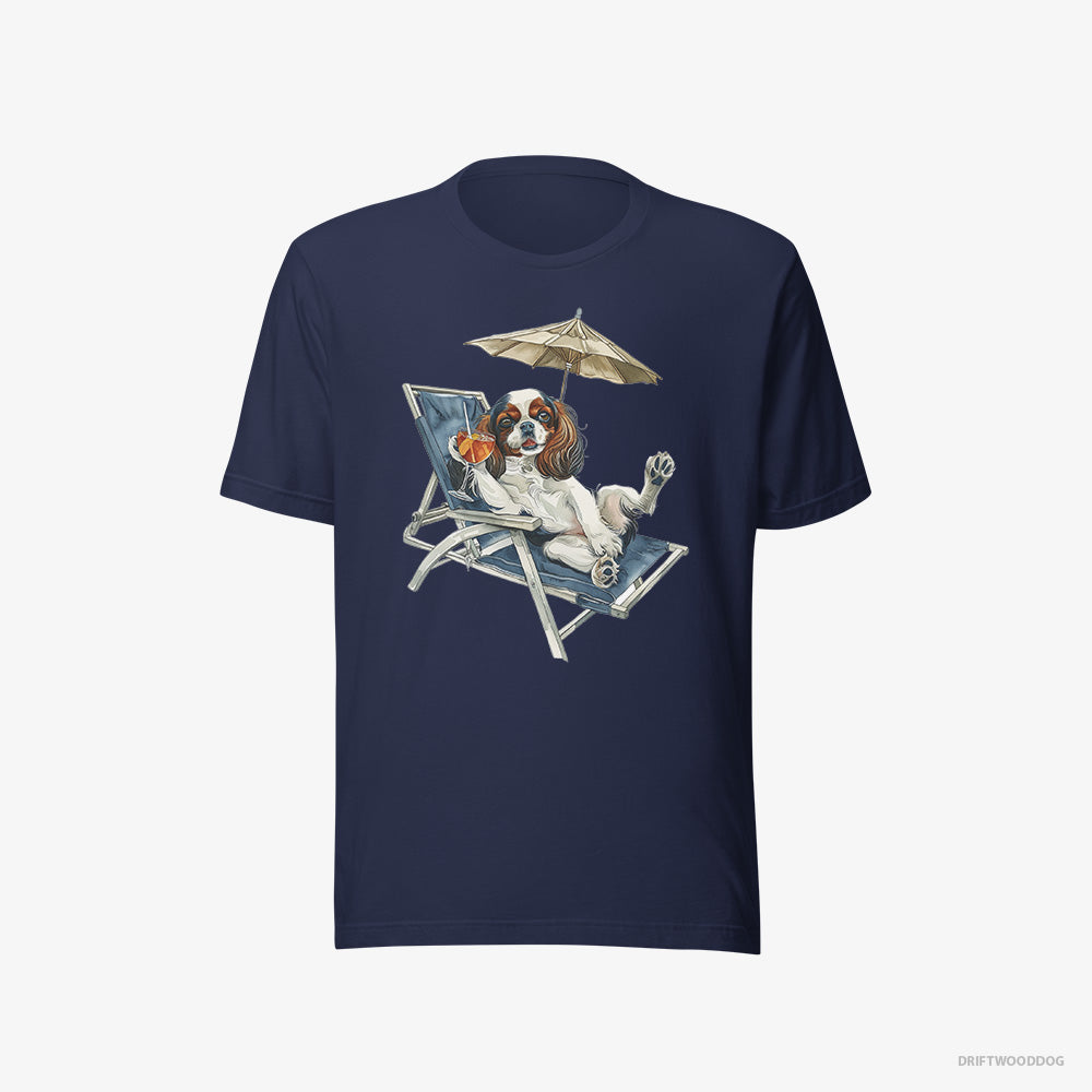 Cavalier King Charles Spaniel T-Shirt – Men Navy T-Shirt Eco-Friendly – Lying on a Sun Lounger (on White Background)