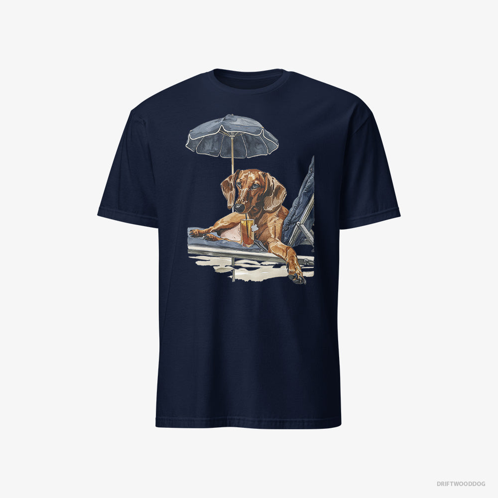 Dachshund T-Shirt – Men Navy T-Shirt Classic – Lying on a Sun Lounger (on White Background)