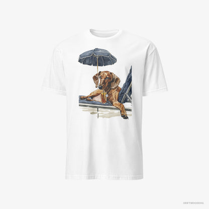 Dachshund T-Shirt – Men White T-Shirt Classic – Lying on a Sun Lounger (on White Background)