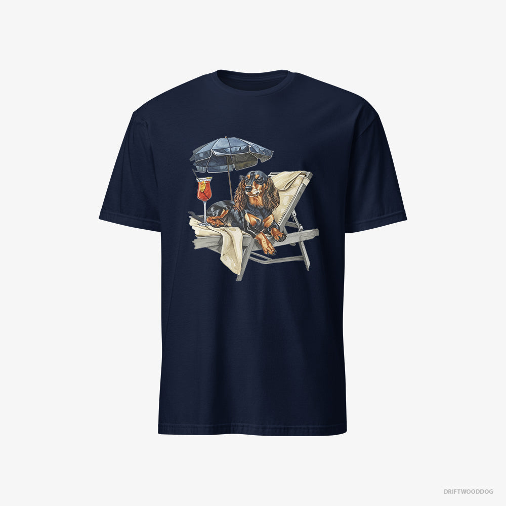 Dachshund T-Shirt – Men Navy T-Shirt Classic – Relaxing on a Patio Lounger with a Cocktail (on White Background)