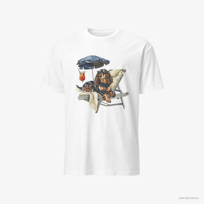 Dachshund T-Shirt – Men White T-Shirt Classic – Relaxing on a Patio Lounger with a Cocktail (on White Background)