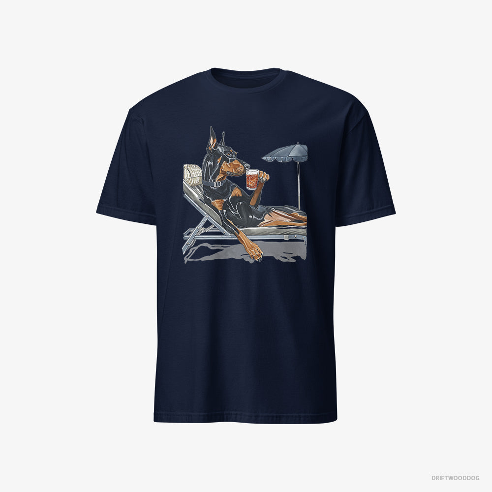 Dobermann T-Shirt – Men Navy T-Shirt Classic – Lying on a Sun Lounger with a Cocktail (on White Background)