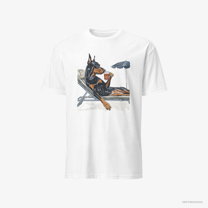 Dobermann T-Shirt – Men White T-Shirt Classic – Lying on a Sun Lounger with a Cocktail (on White Background)