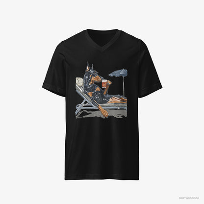 Dobermann T-Shirt – Men Black T-Shirt V-Neck – Lying on a Sun Lounger with a Cocktail (on White Background)