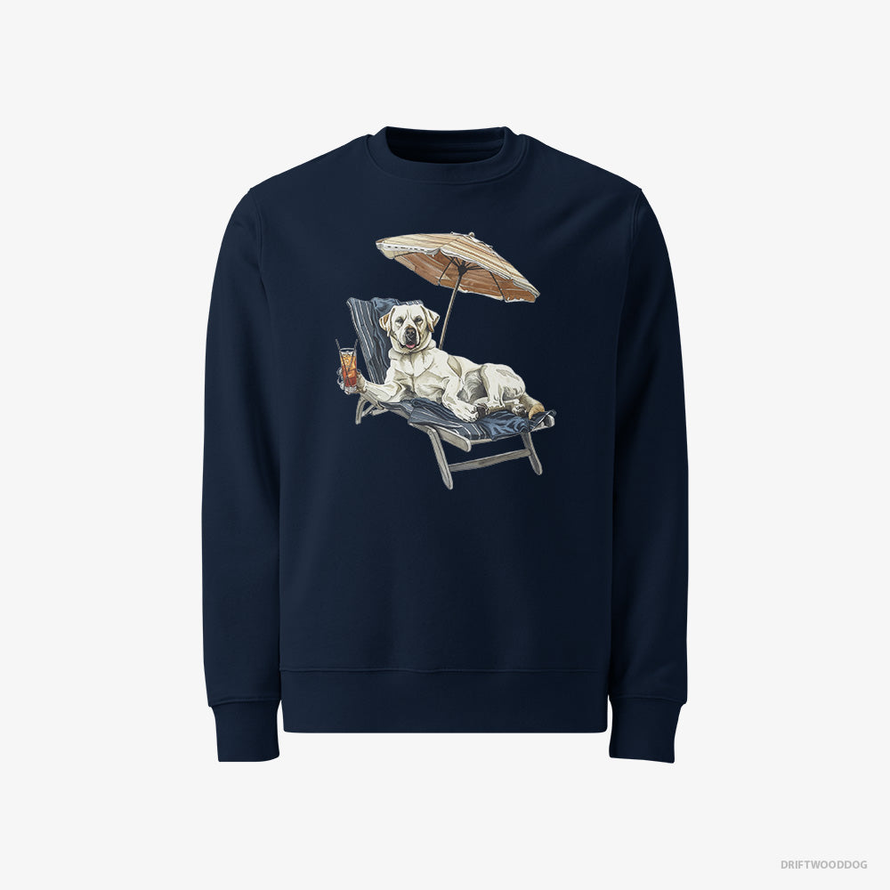 Labrador Retriever Sweatshirt – Men Navy Sweatshirt Classic – Lying on a Sun Lounger with a Cocktail (on White Background)