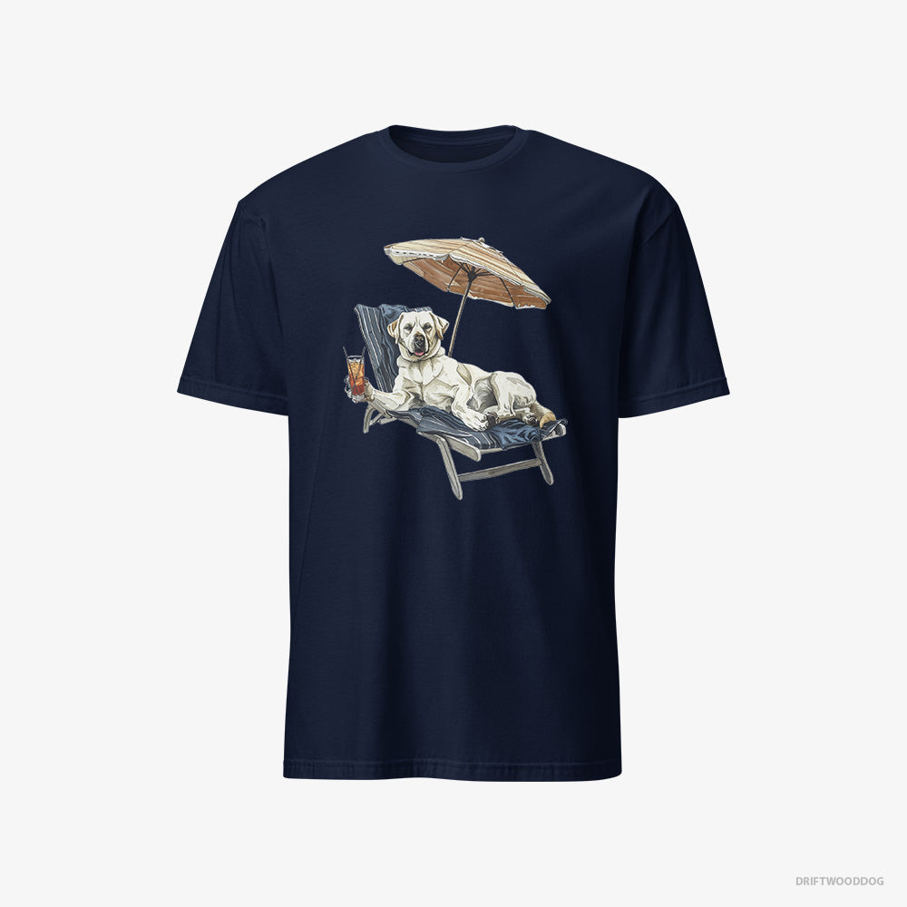 Labrador Retriever T-Shirt – Men Navy T-Shirt Classic – Lying on a Sun Lounger with a Cocktail (on White Background)