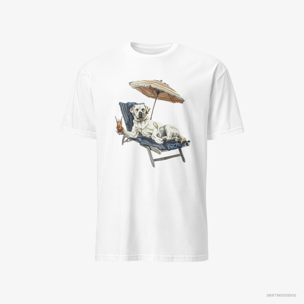 Labrador Retriever T-Shirt – Men White T-Shirt Classic – Lying on a Sun Lounger with a Cocktail (on White Background)