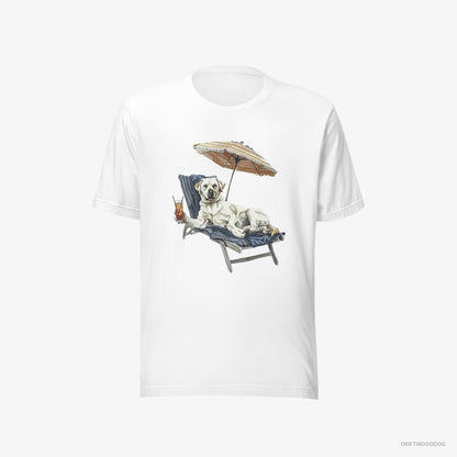 Labrador Retriever T-Shirt – Men White T-Shirt Eco-Friendly – Lying on a Sun Lounger with a Cocktail (on White Background)