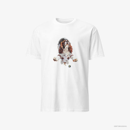 Cavalier King Charles Spaniel T-Shirt – Men White T-Shirt Classic – in a Galactic Expedition (on White Background)