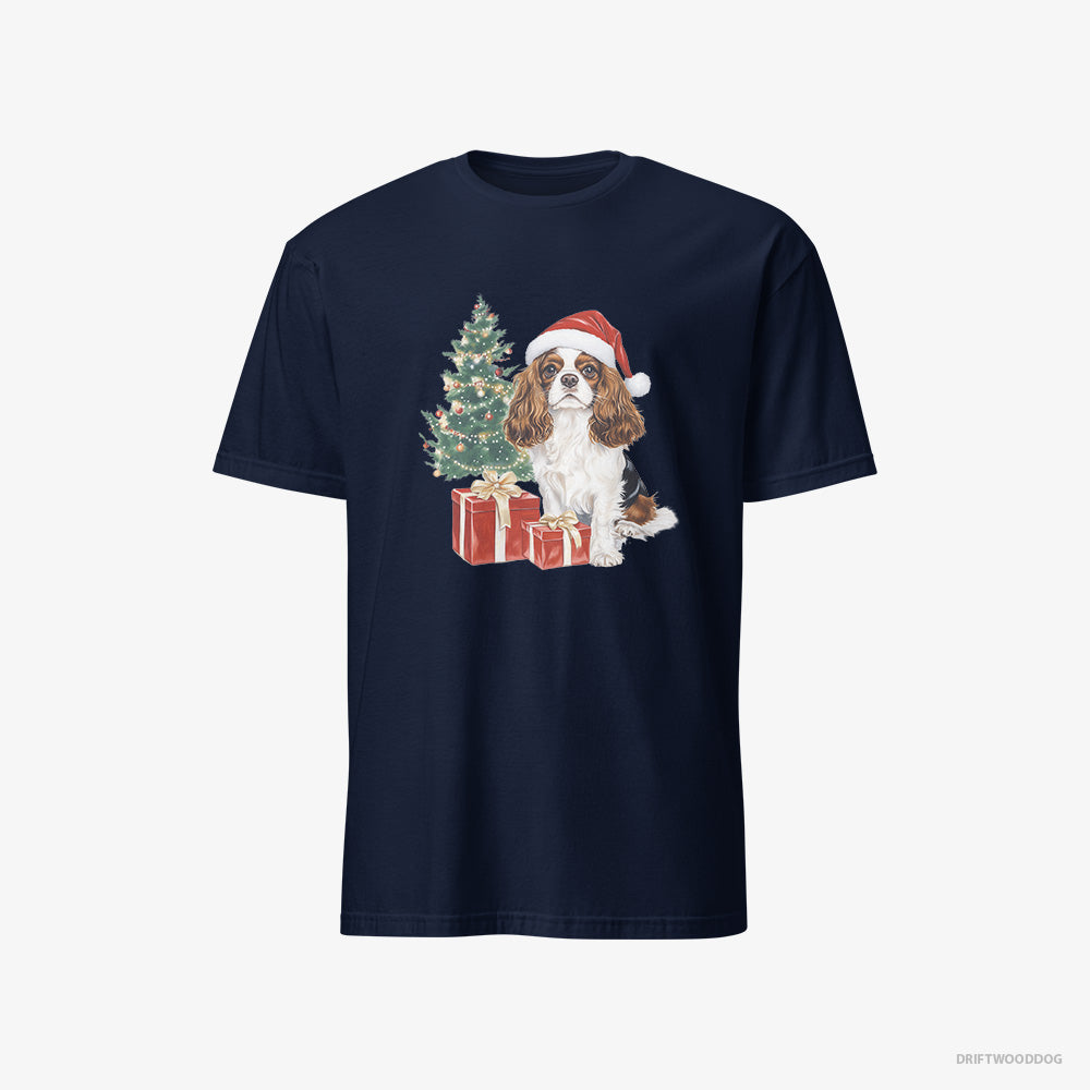 Cavalier King Charles Spaniel T-Shirt – Men Navy T-Shirt Classic – Sitting by the Christmas Tree (on White Background)