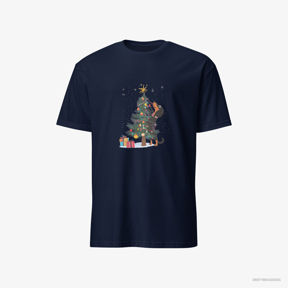 Funny Black Dachshund Styling the Christmas Tree – Men's T-Shirt Navy – Classic