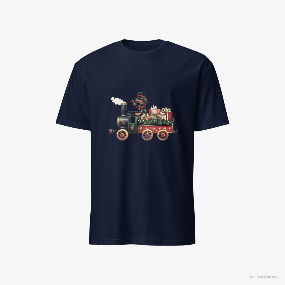 Dachshund T-Shirt – Men Navy T-Shirt Classic – in Charge of a Christmas Train (on White Background)