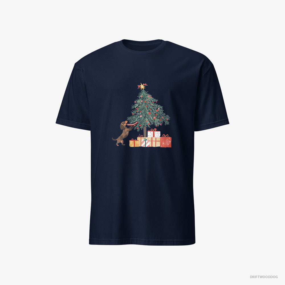 Dachshund T-Shirt – Men Navy T-Shirt Classic – Decorating the Christmas Tree with a Sausage (on White Background)