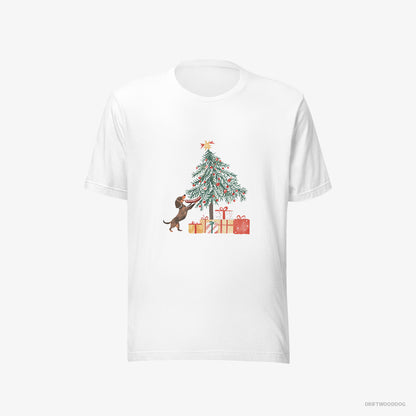 Dachshund T-Shirt – Men White T-Shirt Eco-Friendly – Decorating the Christmas Tree with a Sausage (on White Background)